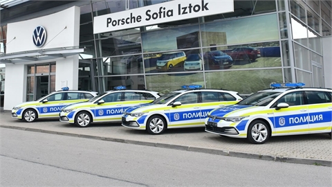 The first of 200 Volkswagen Golf cars have been handed over to the Ministry of the Interior