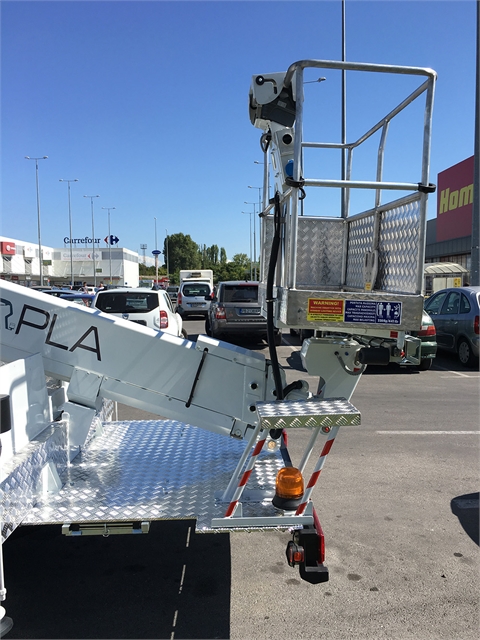 Aerial platform vehicle