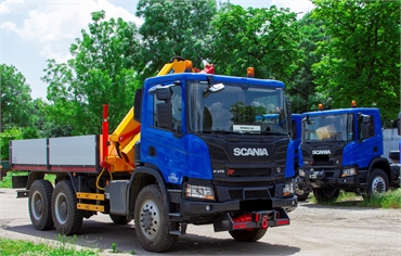Truck with winch, on-board superstructure and hydraulic crane